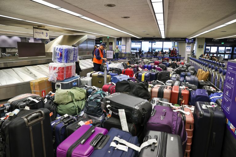 How Many Baggage United Airlines?